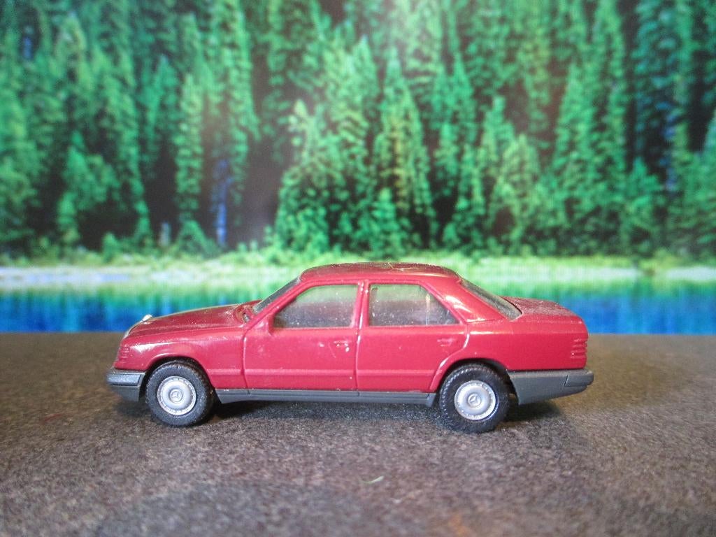 1984-1989 Mercedes Benz W124 Limousine - Herpa donker-rood, Hobby en Vrije tijd, Modelauto's | 1:87, Ophalen of Verzenden, Gebruikt
