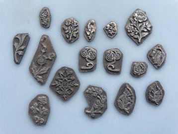 Cliche hoogdruk debossing boekbind stemepels kleine bloemen beschikbaar voor biedingen