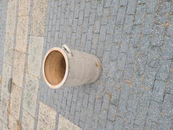Oude aardappel pot  beschikbaar voor biedingen