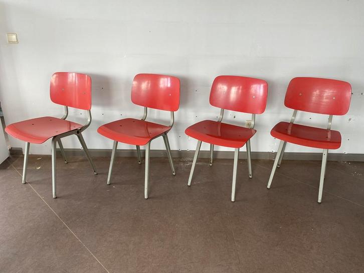 4 x Ahrend / Revolt stoelen (7 september 1965), Huis en Inrichting, Stoelen, Gebruikt, Vier, Kunststof, Rood, Ophalen of Verzenden