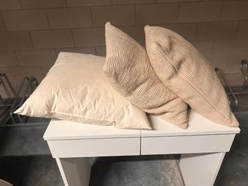 3x kussens beschikbaar voor biedingen