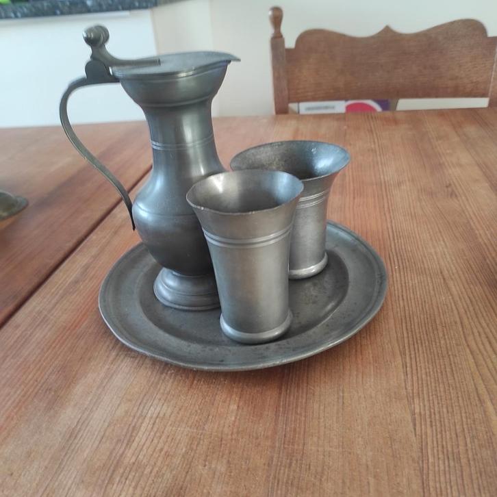 Tinnen kan met bekers en dienblad, Antiek en Kunst, Antiek | Tin, Ophalen of Verzenden