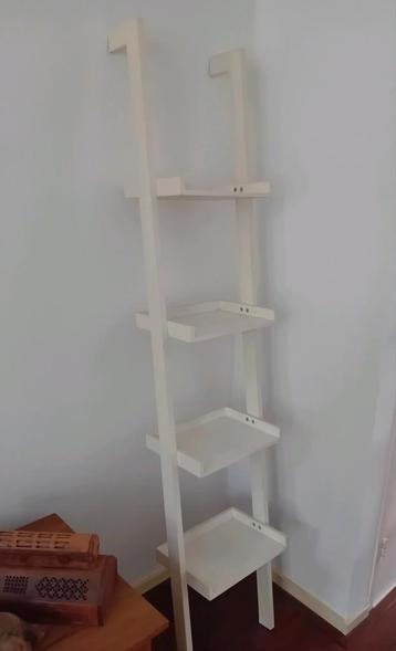 Wandrek met 4 planken beschikbaar voor biedingen