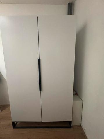 Witte kledingkast met deuren