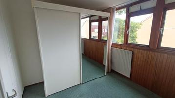 Ruime kledingkast met spiegel