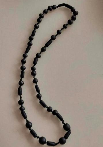 Artistieke ketting, zwarte kralen op leer, geknoopt, 86 cm beschikbaar voor biedingen