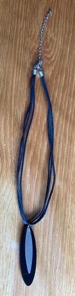 Ketting met zwarte hanger (zwart touw), Sieraden, Tassen en Uiterlijk, Zwart, Ophalen of Verzenden, Zo goed als nieuw, Overige materialen