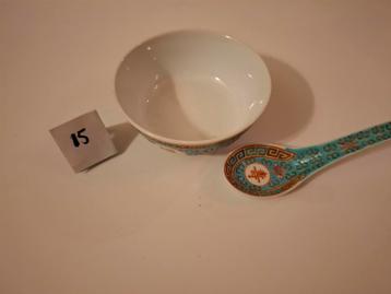 Chinees porseleinen kom met lepel  beschikbaar voor biedingen