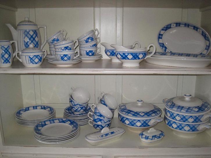 Servies met blauwe ruit gemaakt door Boch, Antiek en Kunst, Antiek | Servies los, Ophalen of Verzenden