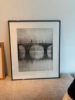 Schilderij zwart/wit print met brug en wandelaar, Antiek en Kunst, Ophalen of Verzenden