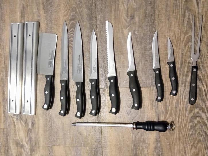 Grote messenset incl slijper en 2 magneetstrips, Huis en Inrichting, Keuken | Bestek, Zo goed als nieuw, Bestekset, Rvs of Chroom