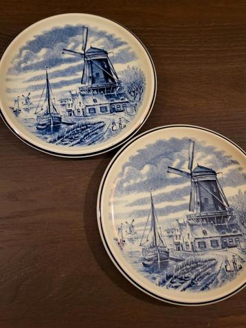 2 Boch Delft Blauw Aardewerk Bordjes beschikbaar voor biedingen