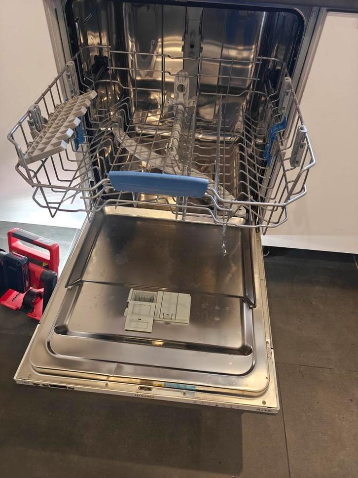 INDESIT Vaatwasser  DIFP28T9AEU, Witgoed en Apparatuur, Vaatwasmachines, Gebruikt, Inbouw, 85 tot 90 cm, 45 tot 60 cm, Minder dan 10 liter