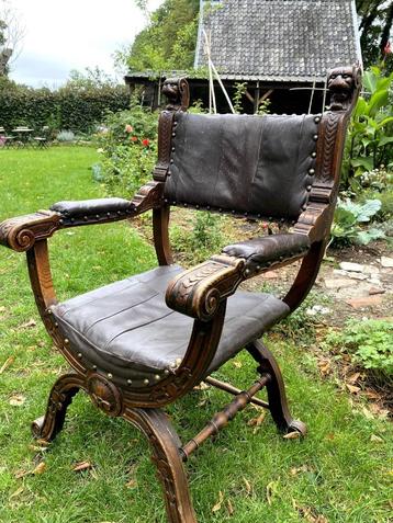 Antieke ridderstoel / Dagobertstoel –leeuwenkoppen  beschikbaar voor biedingen