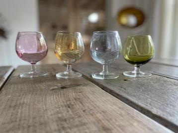4 x vintage gekleurde glazen / cognac. Cognacglazen.    beschikbaar voor biedingen