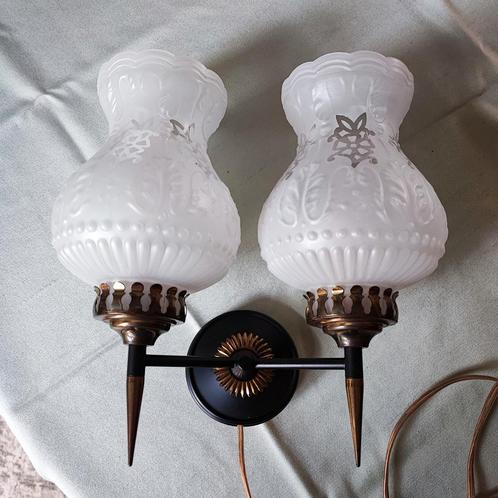 Brocante wandlampjes met opaal glazen kapjes, Huis en Inrichting, Lampen | Wandlampen, Gebruikt, Glas, Metaal, Ophalen of Verzenden