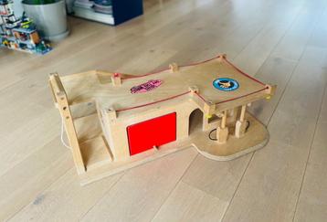 Houten speelgoed garage beschikbaar voor biedingen