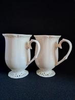 2 Crèmekleurige klassieke mokken Anne Nichols Stoke on Trent, Huis en Inrichting, Keuken | Servies, Ophalen of Verzenden, Porselein
