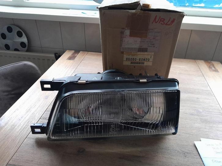 Nieuw in doos: Koplamp - Links - Nissan Sunny N13 -Origineel, Auto diversen, Overige Auto diversen, Verzenden
