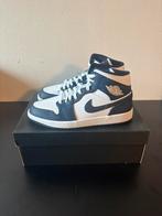 Jordan 1 Mid White Metallic Gold Obsidian | EU 43, Blauw, Nike, Nieuw, Ophalen of Verzenden