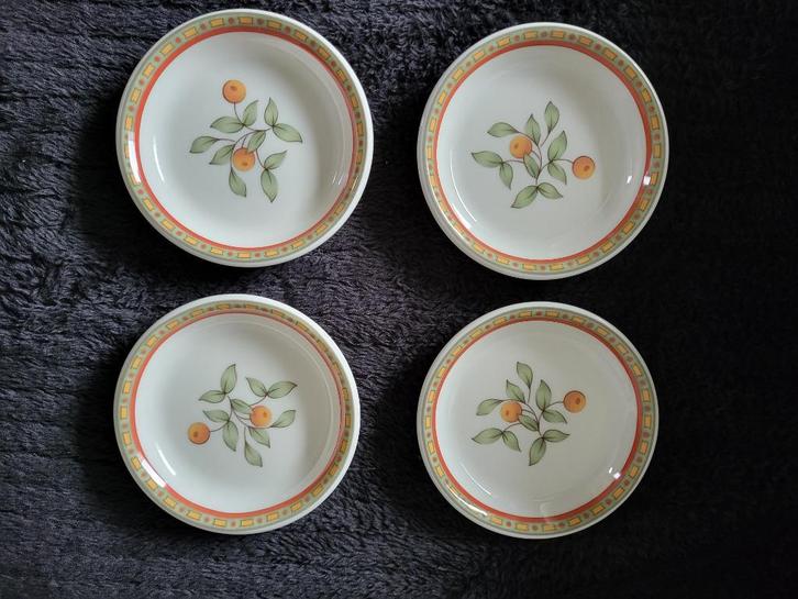 set van 4 Art Design schoteltjes, Huis en Inrichting, Keuken | Servies, Zo goed als nieuw, Kop(pen) en/of Schotel(s), Overige stijlen