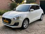 Suzuki Swift 1.2 90pk AUTOMAAT PARELMOER WIT MET NIEUWE APK, Auto's, Stof, 400 kg, Origineel Nederlands, Bedrijf