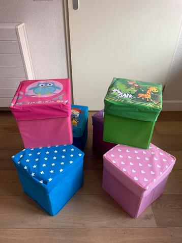 Opbergboxen met deksel in roze paars blauw en groen beschikbaar voor biedingen
