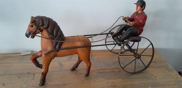 Beeldje van paard en sulky beschikbaar voor biedingen