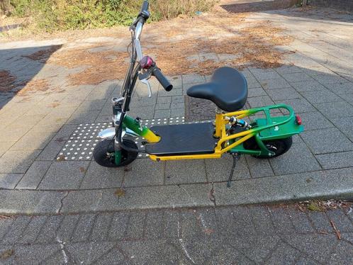 PRACHTIGE ELECTRISCHE STEP MET ZADEL EN DIKKE BANDEN 20 KM, Fietsen en Brommers, Steps, Zo goed als nieuw, Elektrische step (E-scooter)