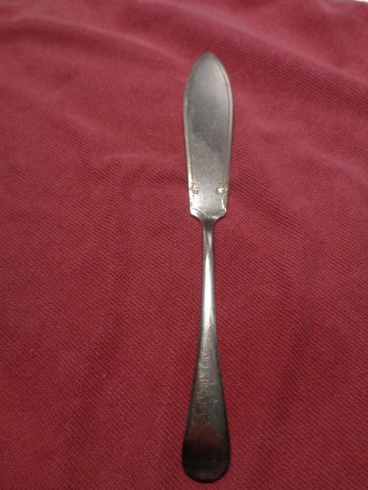 groot boter mes bewerkt en gemerkt 2 tekens en letters R&S, Antiek en Kunst, Antiek | Bestek, Ophalen of Verzenden