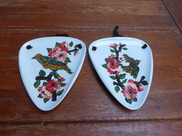 2 porseleinen wandbordjes met geschilderde vogels, Antiek en Kunst, Antiek | Woonaccessoires, Ophalen of Verzenden