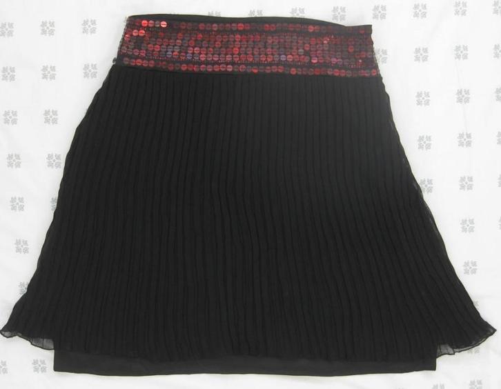 Aaiko, zwarte rok, plissé, voile, rode pailletten, M, Kleding | Dames, Rokken, Zo goed als nieuw, Maat 38/40 (M), Zwart, Boven de knie