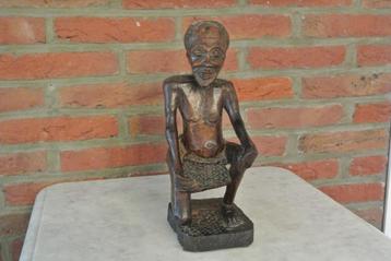  Hard Houten Beeld van Hurkende Oudere man beschikbaar voor biedingen