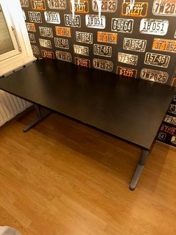 GRATIS Stevig bureau met houten blad