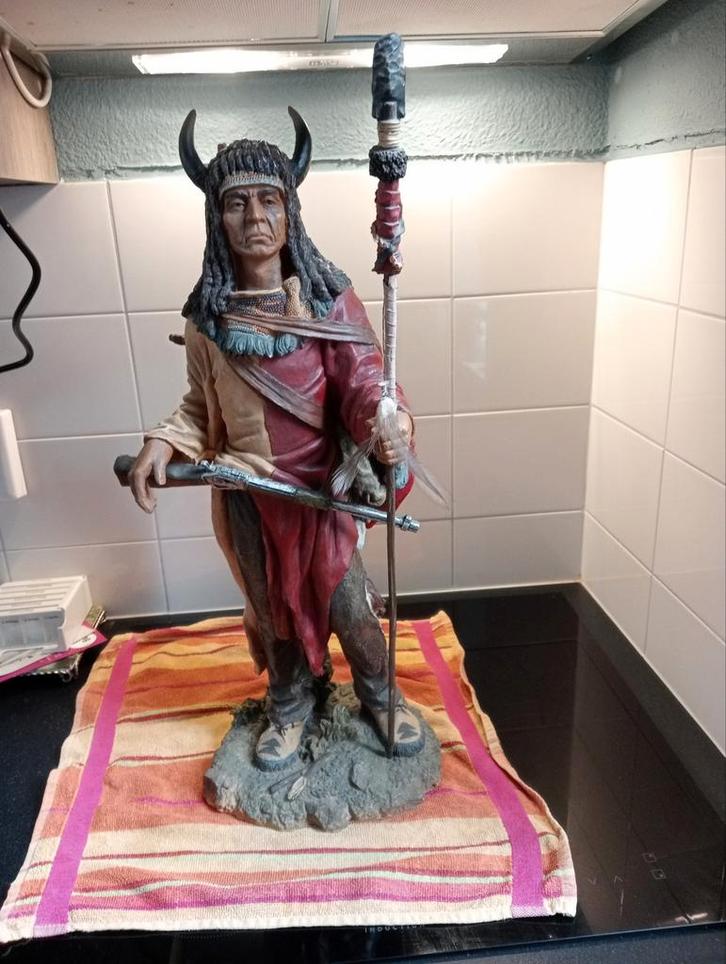 Mooi Indianenbeeld met geweer en staf, Antiek en Kunst, Kunst | Beelden en Houtsnijwerken, Ophalen of Verzenden