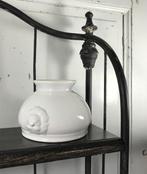 Keramische witte uien soepkom met leeuwenkoppen, Huis en Inrichting, Keuken | Servies, Keramiek, Ophalen of Verzenden, Zo goed als nieuw