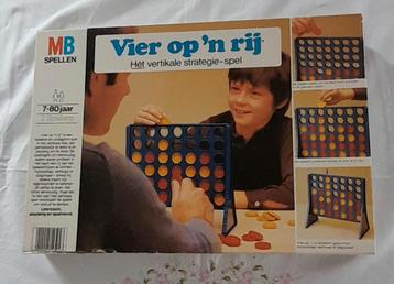 Vier op een rij.  beschikbaar voor biedingen
