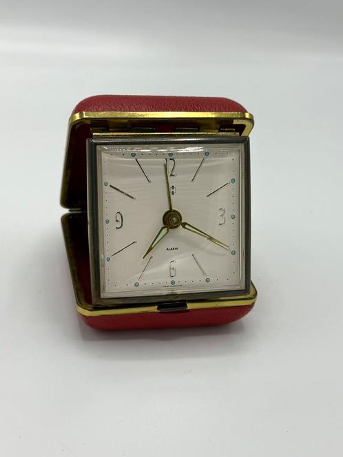 Vintage reiswekker in rode etui – jaren 60/70, Antiek en Kunst, Antiek | Klokken, Ophalen of Verzenden