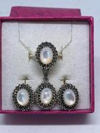 Zilveren set met parelmoer ( oorbellen , hanger , ring)
