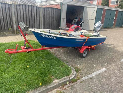 Visboot boot 4pk 4takt, Watersport en Boten, Vis- en Consoleboten, Zo goed als nieuw, 10 tot 30 pk, 3 tot 6 meter, Benzine, Buitenboordmotor