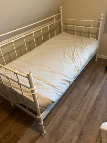 Eenpersoonsbed / wit metaal 200x90 beschikbaar voor biedingen
