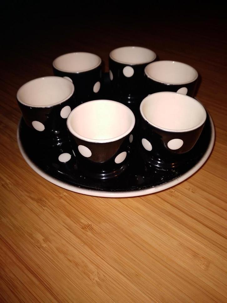 P.Regout eierdopjes zwart/wit + onderbord, Antiek en Kunst, Antiek | Servies los, Ophalen of Verzenden