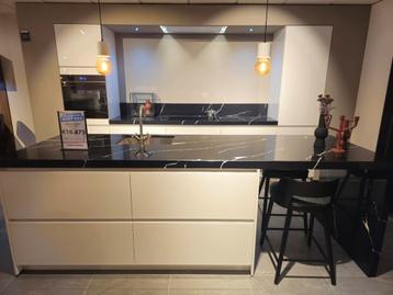 UITVERKOOP! Luxe designkeuken met massief eiland beschikbaar voor biedingen