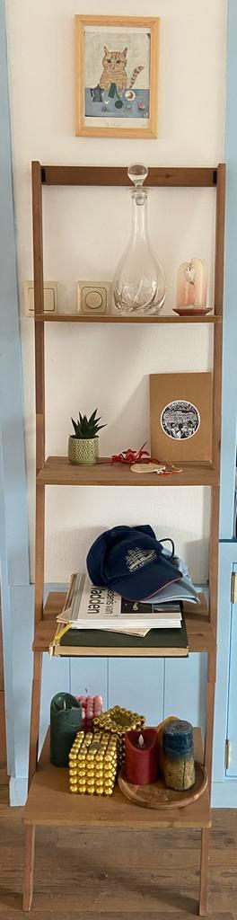 Houten Wandkast/Boekenplank beschikbaar voor biedingen