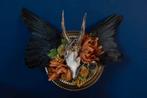 Pronkstuk reeschedel met kraaivleugels en kunstbloemen, Ophalen of Verzenden, Nieuw, Hert, Gewei of Kop