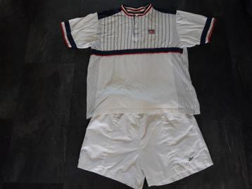 Reebok Tennis outfit (Shirt + Broek). beschikbaar voor biedingen