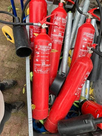 Oude brandblussers diverse soorten beschikbaar voor biedingen