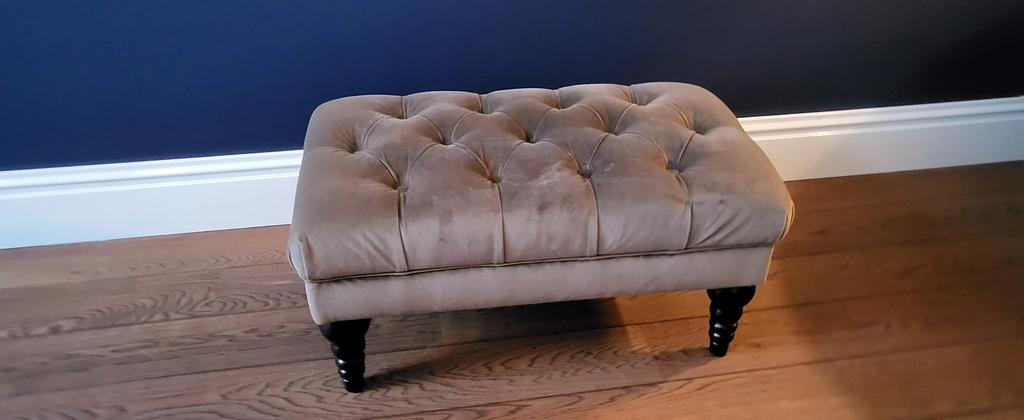 Taupe gecapitonneerd velours/velvet hocker, Huis en Inrichting, Ophalen, Zo goed als nieuw, Rechthoekig