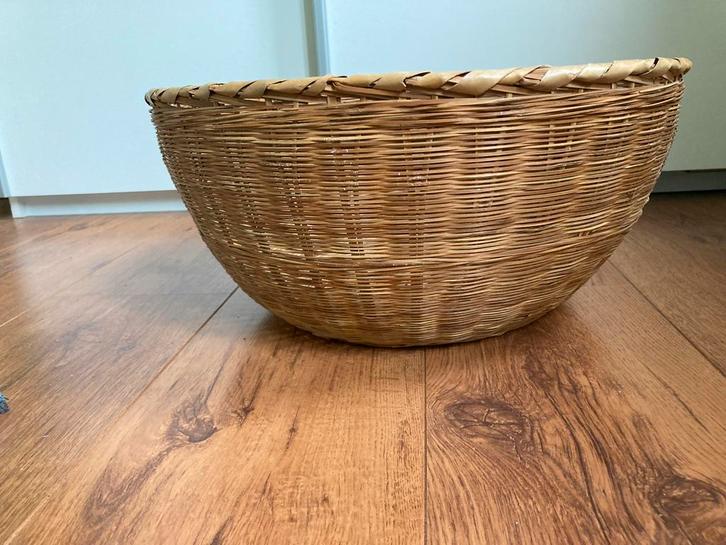 Mooie rieten mand - perfect voor opslag!, Huis en Inrichting, Woonaccessoires | Schalen en Manden, Gebruikt, Mand, Rond, Riet