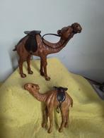 1414) 2 mooie lederen kamelen  13/19 cm hoog, Verzamelen, Beelden en Beeldjes, Ophalen of Verzenden, Zo goed als nieuw, Mens